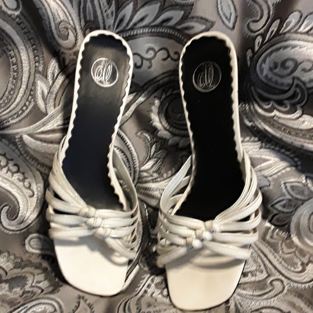 Sandles